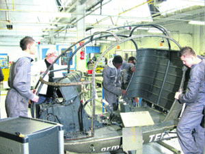 LE BLANC-MESNIL, LYCEE ARISTIDE-BRIAND, HIER. Ces huit premiers élèves de la section maintenance aéronautique apprennent en restaurant un Alouette II d'Eurocopter (LP/E.S.)