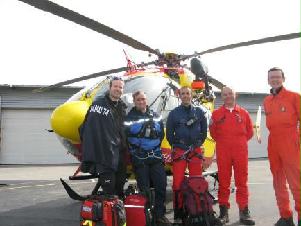 L'équipage Pilote, Mob et sauveteurs posent devant Dragon 74 - Photo - BEP/PQR//Le Dauphine Libere