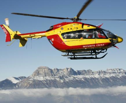 L'EC 145 de la Sécurité Civile devant la Dent de Crolles
