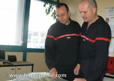 Bruno Coutarel (à droite) et Mickaël Maupetit, tous les deux membres du Grimp Nord Vaucluse qui a participé à l'opération - Photo DL