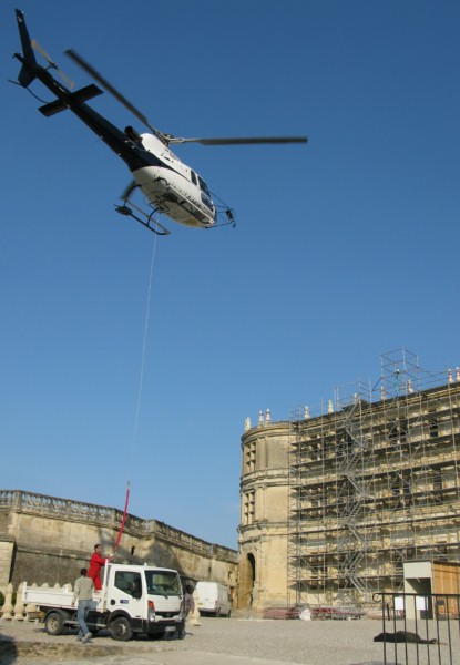 Aux commande de l'AS 350 : Georges Moulin, 20 ans d'expérience en tant que pilote d'hélicoptère sur des missions de "levage".