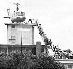 Son cliché le plus fameux montrait un hélicoptère de la CIA procédant à des évacuations, symbole de la déroute des Américains au Vietnam. Le toit sur lequel l'appareil était posé a parfois été présenté comme celui de l'ambassade des États-Unis à Saïgon alors qu'il s'agissait en fait d'un immeuble abritant des employés de la CIA - Photo Hugh Van Es