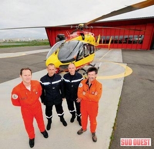 De gauche à droite : Philippe Brieux, pilote, Pierre Galarneau et Laurent Demaizière, plongeurs sapeurs-pompiers, et Bernard Giro, chef mécanicien, devant le Dragon 17 - Photo Xavier Léoty