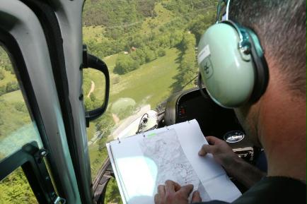 Visite de lignes en hélicoptère de la societe Jet Systems pour le compte d'ERDF, sur les contreforts de la Chartreuse. Henri Porchier/Le Dauphine Libere A.G.I. 