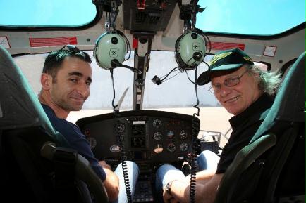 Visite de lignes en hélicoptère de la societe Jet Systems pour le compte d'ERDF, sur les contreforts de la Chartreuse. Franck Manchia, navigateur (Jet Systems), Georges Moulin pilote (Jet Systems) Henri Porchier/Le Dauphine Libere A.G.I.