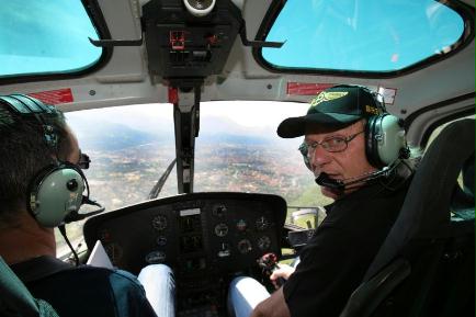 Visite de lignes en hélicoptère de la societe Jet Systems pour le compte d'ERDF, sur les contreforts de la Chartreuse. Franck Manchia, navigateur (Jet Systems), Georges Moulin pilote (Jet Systems) Henri Porchier/Le Dauphine Libere A.G.I.
