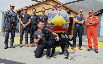 Reportage sur une journée du secours en montagne au poste de l'Alpe d'Huez. Photo de famille pour les CRS des Alpes et le chien d'avalanche, le médecin du secours en montagne et le pilote de la Sécurité Civile Vincent Saffioti - Henri Porchier/Le Dauphine Libere A.G.I./Photopqr/ Grenoble/Le 07/08/2009 