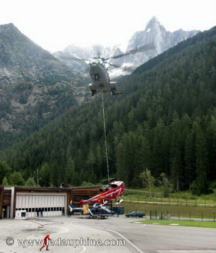 L'Alouette III F-ZBFM de la Sécurité civile qui s'est posée en catastrophe dans la combe maudite, mercredi dernier, a été rapatriée hier matin sur la DZ des Bois par un EC 725 Caracal de l'Armée de l'air - Photo DL