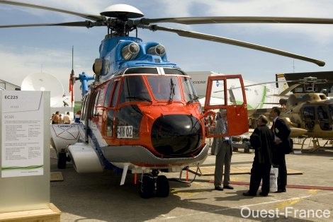 Pour effectuer sa mission de secours en mer, l'EC 225 SECMAR est équipé d'un treuil permettant de hisser à son bord deux personnes simultanément ou une civière - Photo : REUTERS 