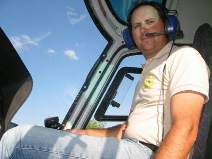 Sébastien Filliez, pilote aux commandes de l'Ecureuil du SDIS 09 - Photo Olivier BEYLON / Le Dauphine Libéré