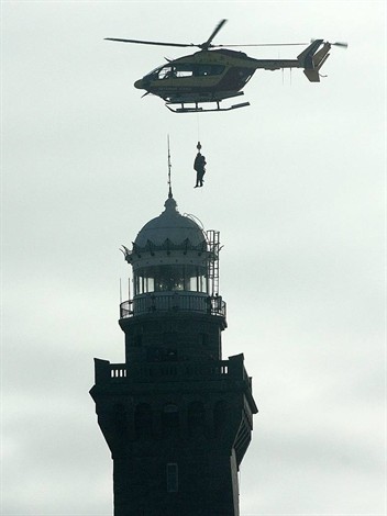 Un homme victime de malaise a été hélitreuillé depuis le phare d'Eckmühl - Photo Pascal Théry