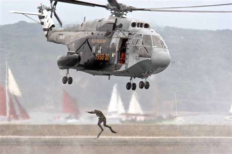 Les Super-Frelon de la flottille 32F basés à Lanvéoc ont sauvé 2 150 personnes au large de la Bretagne en 40 ans de service - Photo Ouest-France