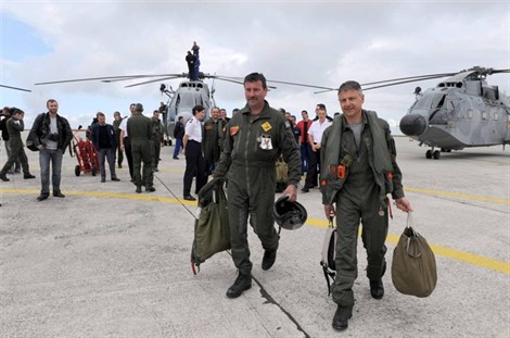 Émotion parmi les pilotes et les techniciens lors du dernier vol du Super-Frelon - Photo Béatrice Le Grand 