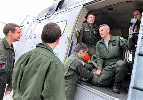 Émotion parmi les pilotes et les techniciens lors du dernier vol du Super-Frelon - Photo Béatrice Le Grand 