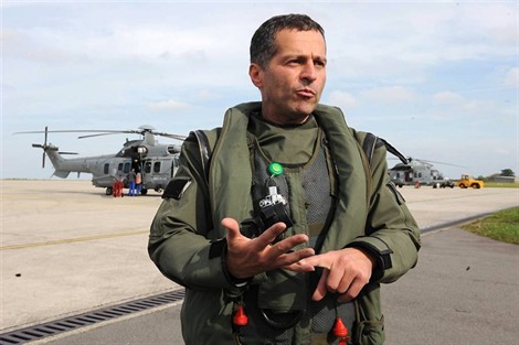 Le capitaine Stanislas-Xavier Azzis commande la flottille de la base aéronautique de Lanvéoc. Il a piloté l'hélicoptère EC 725 de la marine qui a hélitreuillé 13 naufragés, au large d'Ouessant, ce vendredi matin.