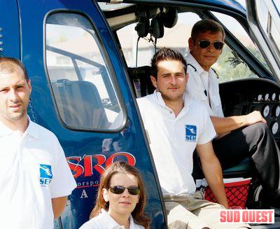 L'équipe de Sud Est Hélicoptère : Jérôme, Florence, Thomas et Thierry. Grâce à eux, les curieux sont repartis avec des sensations de vol inoubliables et de belles images plein la tête. - Photo Étienne Béguin