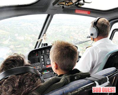 Le public était au rendez-vous pour survoler Villeneuve, hier, en hélicoptère - Photo Florian Rouliès)