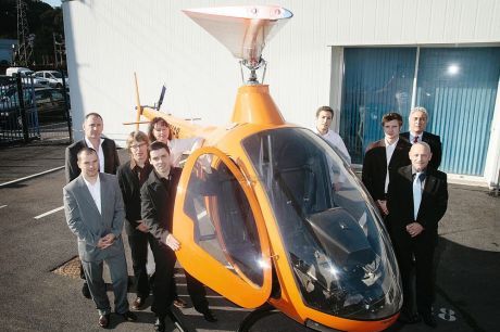 L'équipe BHR avec le Fandango, aux ateliers de la Négresse. Au premier plan, à droite, le chef pilote usine, Daniel Michau Photo B. Lapègue 