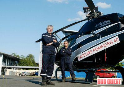 Charly 40 en point fixe au-dessus de l'incendie d'Uchacq : grâce à cela, les hommes au sol voient d'où vient le feu - Photo L. D.)