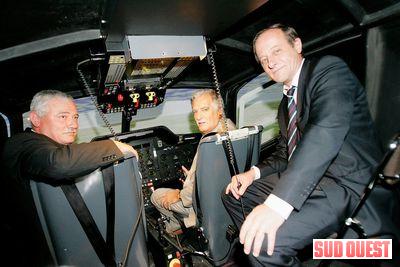 Patrick Berthault, Daniel Braud et Jean-Christophe Schmitt dans l'actuel entraîneur de procédures d'Héli-Union training center - Photo Isabelle Louvier