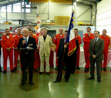 Remise des insignes d'Officier de la Légion d'Honneur à René ROMET à la base d'hélicoptères de la Sécurité Civile de Meythet (74