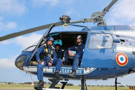 Vendredi, une partie de l'équipage du détachement aérien de Biarritz à bord du nouvel appareil - Photo Éric Roustand