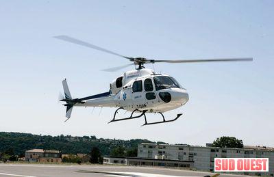 Le pilote de l'hélicoptère AS355N F-GVHF a dû plonger en piqué pour éviter l'Alpha Jet. Photo Archives Olivier Depaix