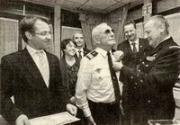 Le général Jacques Grandchamp a épinglé les insignes de lieutenant-colonel de la réserve citoyenne de la gendarmerie à René Romet, avant que Régis Castro, directeur de cabinet du préfet lui remette son diplome, lui souhaitant la bienvenue dans la réserve citoyenne - Photo DL/Norbert Falco