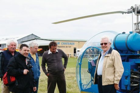 Les discussions vont bon train autour des drôles de machines - Photo F.D. 