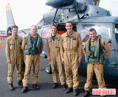 L'équipage rochelais Guepard-Yankee de la Marine nationale (il manque un mécanicien) qui a participé aux missions de sauvetage, après la tempête Xynthia - Photo DR