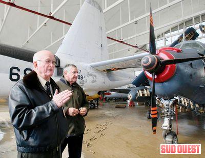 Jean Kermonnach et Jacques Camescasse devant certains des joyaux de la collection.