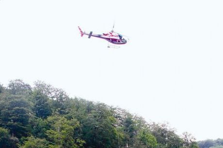 L'hélicoptère, guidé depuis la passerelle, a déposé les éléments avec précision. Les funambules de HC Pyrénées ont fait le reste - Photo Marcel Bedaxagar