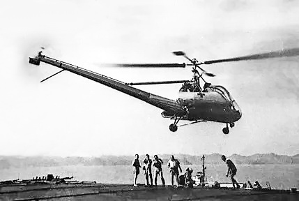 Dans l'après-midi du 14 avril 1952, le Hiller 360 piloté par Valérie André apponte sur le porte-avions Arromanches qui se trouve en opération en Baie d'Along pour évacuer les blessés sur Hanoï suite au crash du Hellcat (elle devient ainsi la première femme à apponter sur la plate-forme du porte-avions Arromanches) - Photo DR collection Valérie André