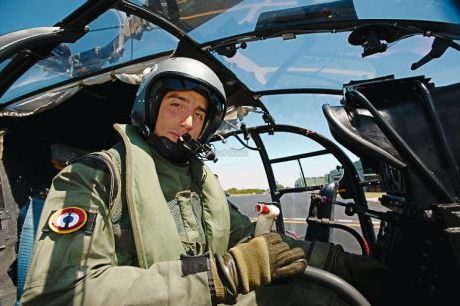 Jérémy Bonnot aux commandes d'une Alouette 3, nouveau pilote d'hélicoptère - Photo DR