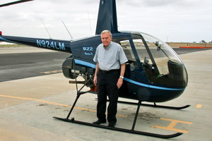 Frank Robinson devant le R22 Beta II N924LM