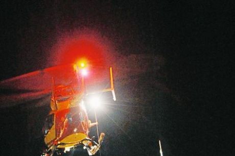 Samedi soir, la démonstration aérienne d'hélitreuillage nocturne par l'hélicoptère de la Sécurité civile Dragon 17 fut la grande surprise de Voiles de nuit, servie en apéritif du spectacle offert au public par le Grand Pavois. Une première au-dessus de la tour Saint-Nicolas - Photo Xavier Léoty