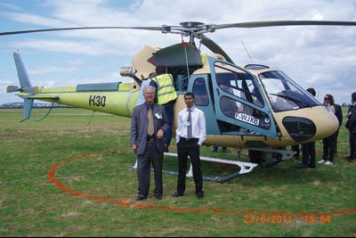 Daniel Box, vice-président de Mafate Hélicoptères et le fils d'André Bègue, Mathieu Cernot devant l'AS350 B3e. La compagnie mafataise est la première à recevoir cette nouvelle version de l'Ecureuil