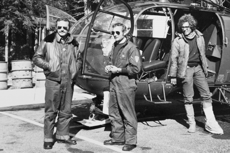L'équipage René Romet (Pilote), à gauche et Gilbet Mezureux (Mécanicien d'équipage), à droite posent avec l'un des deux étudiants sauvés devant l'Alouette III Dragon 74 F-ZBAS de la Protection civile sur la DZ des Bois de Chamonix, le 26 août 1972 - Photo DR