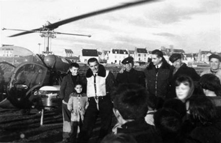 Première évacuation avec le Bell 47 G2 Dragon 56 - Équipage : Jacques Dumas (pilote) et Raoul Le Berger (mécanicien) - Photo DR