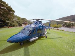 Agusta posé sur l'hélipad du Constance Lemuria Resort à Praslin Avec des excursions quotidiennes, de Mahé aux 10 îles les plus populaires des Seychelles, voyager devient un plaisir et un des transports les plus appréciables des Seychelles