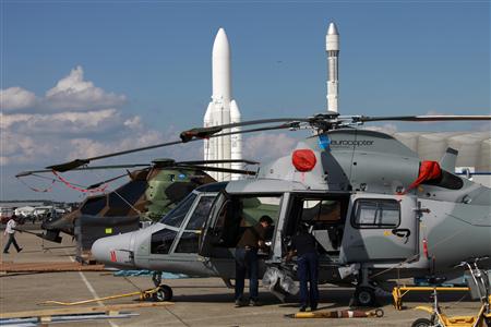 Un hélicoptère AS365 Dauphin exposé à l'aéroport du Bourget. Eurocopter anticipe un rebond de ses commandes d'hélicoptères militaires à partir de 2011 mais l'année 2010 devrait être délicate, selon son directeur général, Lutz Bertling. /Photo prise le 11 juin 2009/REUTERS/Pascal Rossignol 