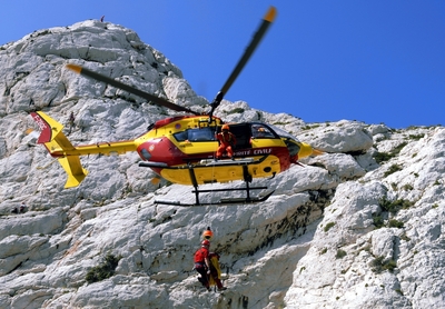 L'hélicoptère EC 145 s'est livré à un ballet aérien dans le ciel des calanques, avec hélitreuillage à risques, pour sauver les victimes dans le cadre d'une simulation d'accident - Photo Patrick Nosetto