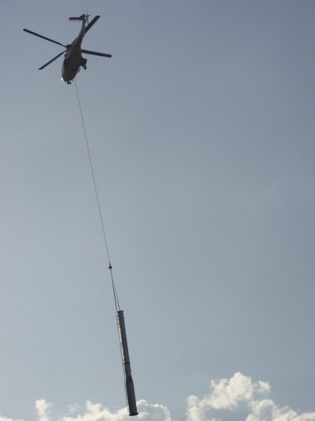 Le véritable ballet aérien du Super Puma soulevant un pylône de 2 ou 3 tonnes...