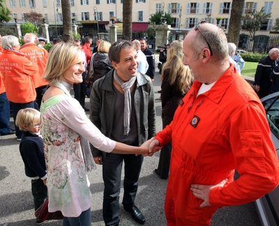 Clément Zylberberg (au centre, ici avec sa compagne et son fils) a pu rencontrer et féliciter Franck Diebold, le pilote de la Sécurité Civile, hier, à Ajaccio (Corse-du-Sud) - Photo PQR/Corse-Matin
