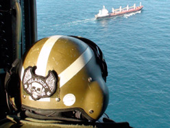A bord d'un hélicoptère Sea King, hier, lors d'une patrouille aérienne de deux heures dans le golfe d'Aden - Photo © Jean-Luc Lavallée