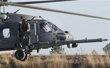 Hélicoptère HH 60 Pave Hawk de l'armée américaine sur la base de Cazaux dans les Pyrénées. Cette base aérienne accueille pour deux semaines des pilotes d'hélicoptère américains qui profitent des montagnes proches et des vols avec les Français pour s'entraîner avant de rejoindre l'Afghanistan - Photo Reuters/Régis Duvignau