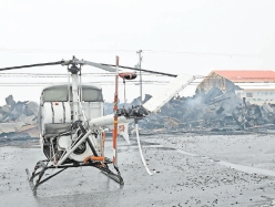Un seul des 15 hélicoptères a échappé aux flammes puisqu'il était demeuré à l'extérieur pour la nuit - Photo © Serge Labrosse 