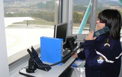 Anne Bignand fait partie du secrétarait qui assure également les liaisons radio mais aussi l'avitaillement de l'appareil - Photo Philippe Dubernard