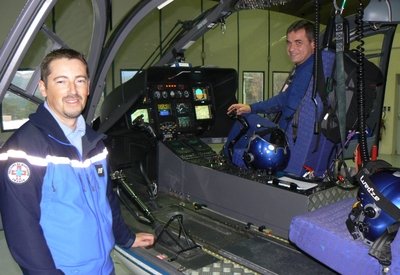 Dans le hangar de l'hélistation qui abrite l'EC 145, le capitaine Jean-Paul Marzi (aux commandes), patron de la Sag et l'un des trois mécaniciens de l'unité, Lionel Astier - Photo Philippe Dubernard