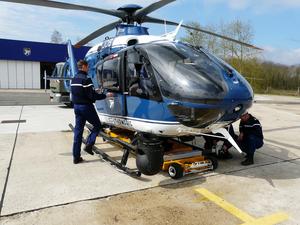 L'EC-135 F-MJDJ peut embarquer toutes les options : phare, caméra, treuil, potence - Photo DNA - Ph. M.